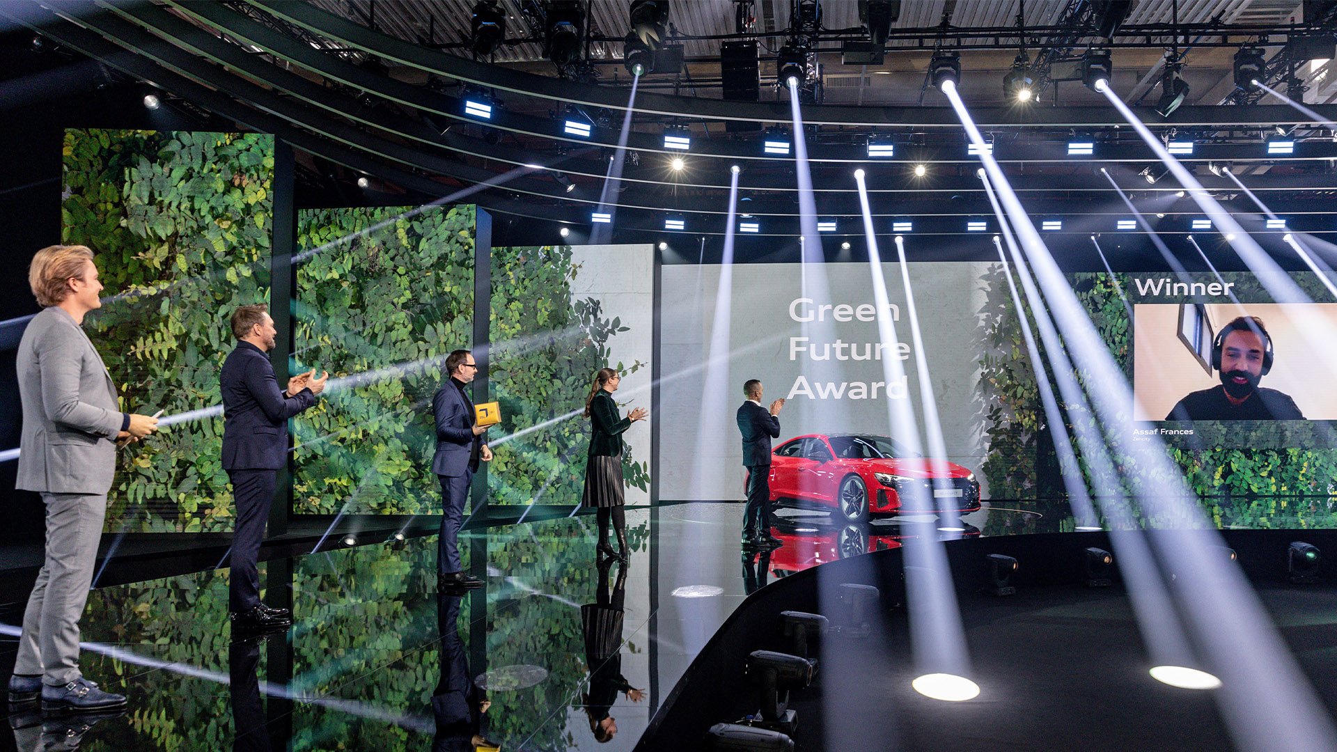 Nico Rosberg, współzałożyciel festiwalu Greentech, a także gospodarz Steven Gätjen, Marco Voigt i Judith Kühn z festiwalu Greentech wraz z Henrikiem Wendersem, starszym wiceprezesem marki Audi, (od lewej) podczas ceremonii wręczenia nagród Green Awards dla z okazji światowej premiery Audi RS e-tron GT i Audi e-tron GT quattro.
