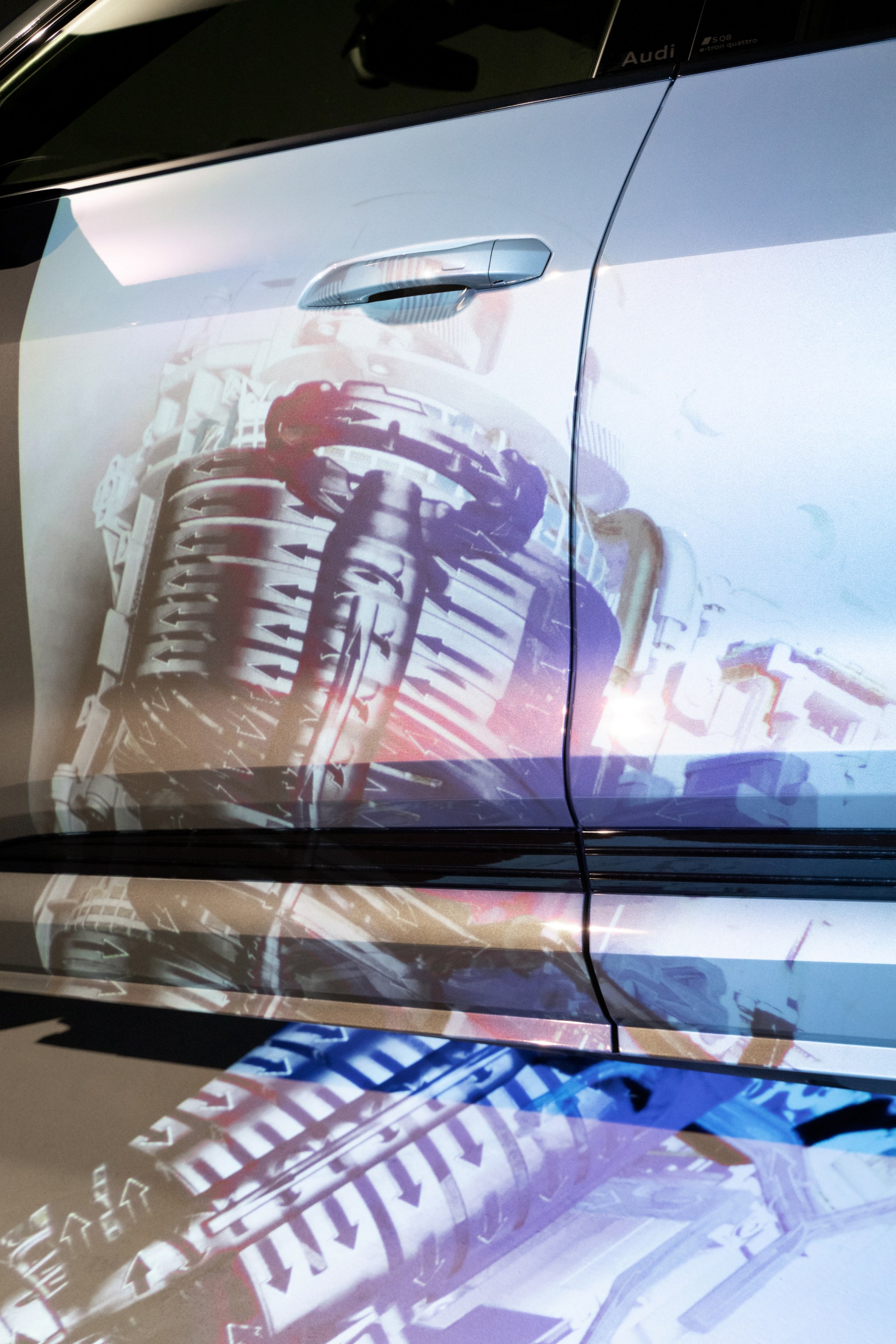 Na Audi SQ8 e-tron wyświetlana jest animacja napędu elektrycznego.