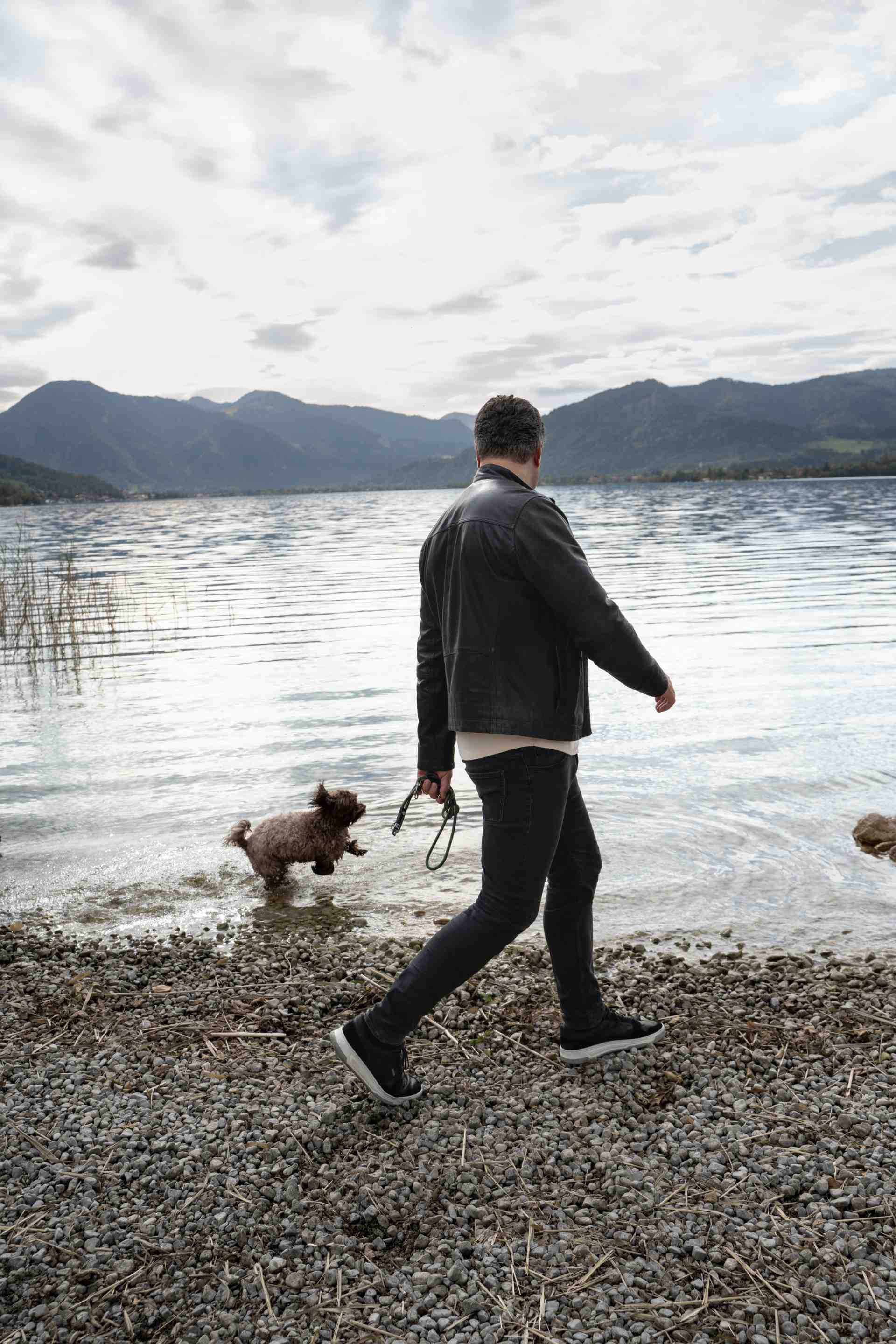Nils Wollny zabiera psa na spacer nad jezioro.
