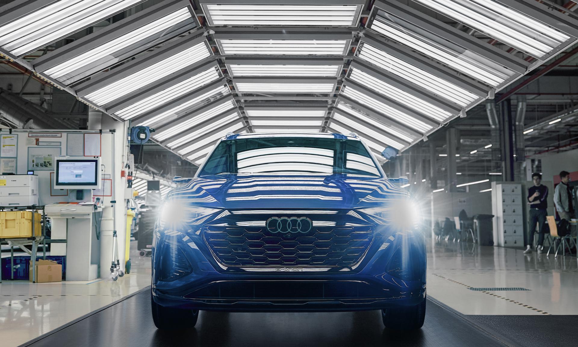  Gotowe Audi Q8 e-tron przechodzi kontrolę jakości.