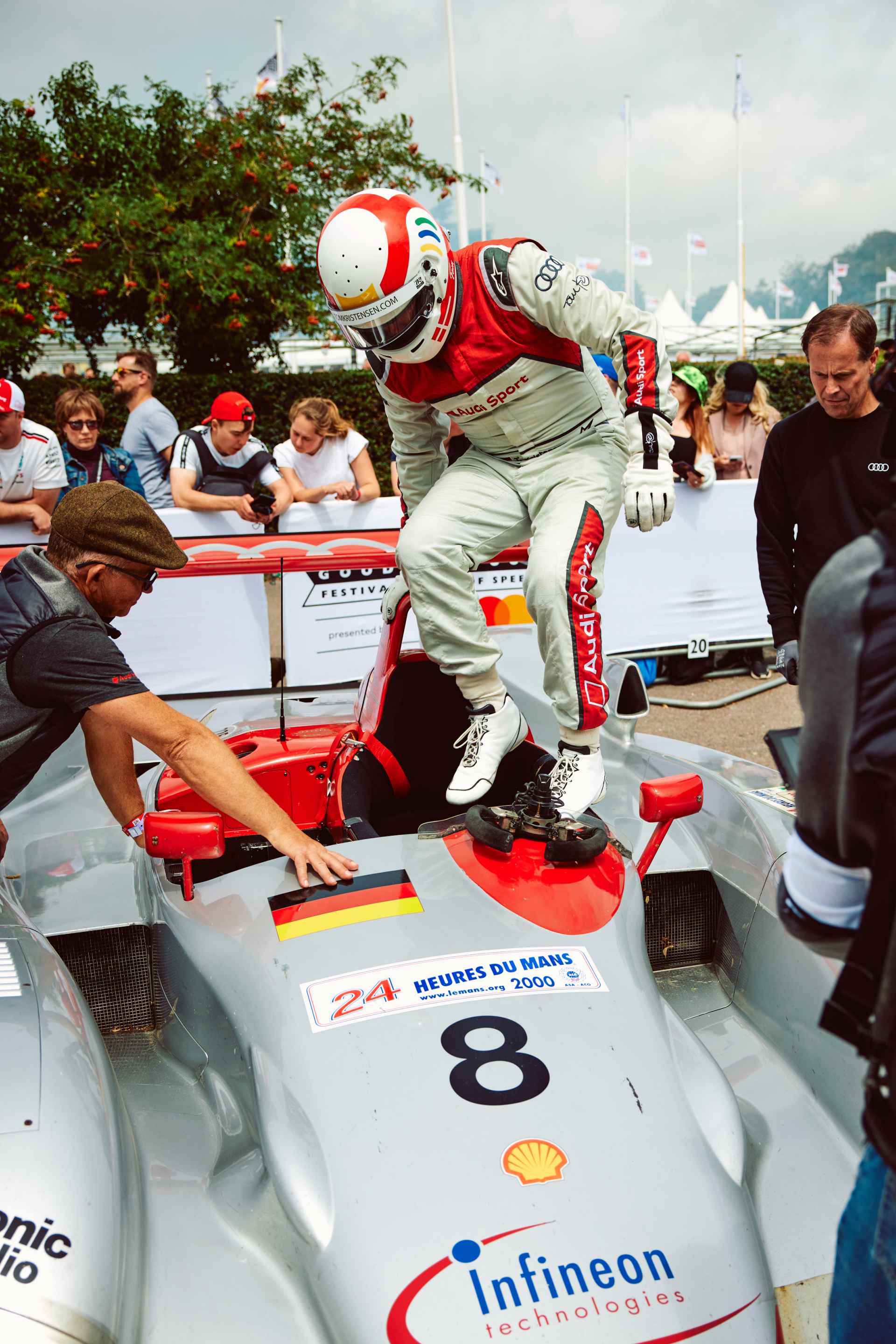 Tom Kristensen wskakuje do kokpitu Audi R8 LMP1.