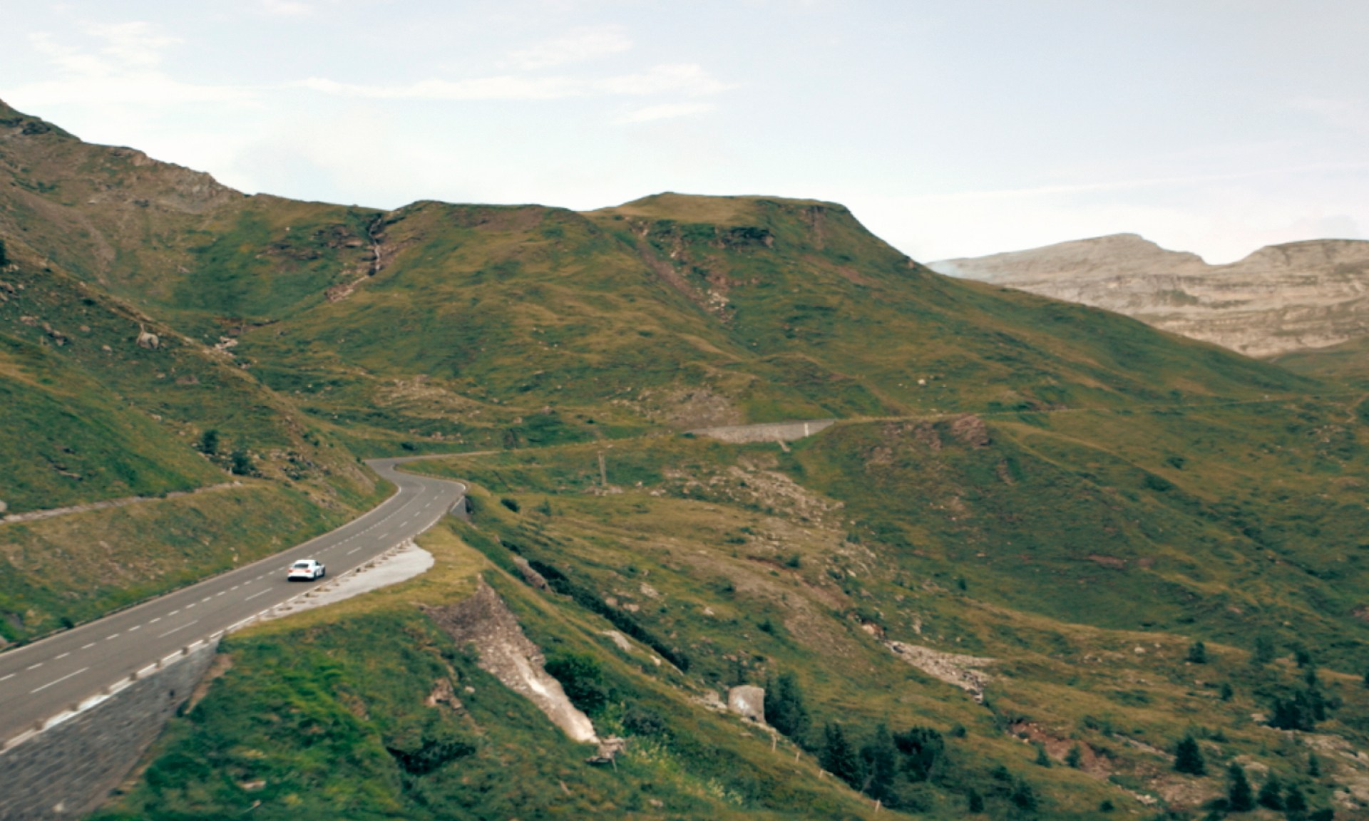  Audi RS e-tron GT ice race Edition jadące po górskim krajobrazie.