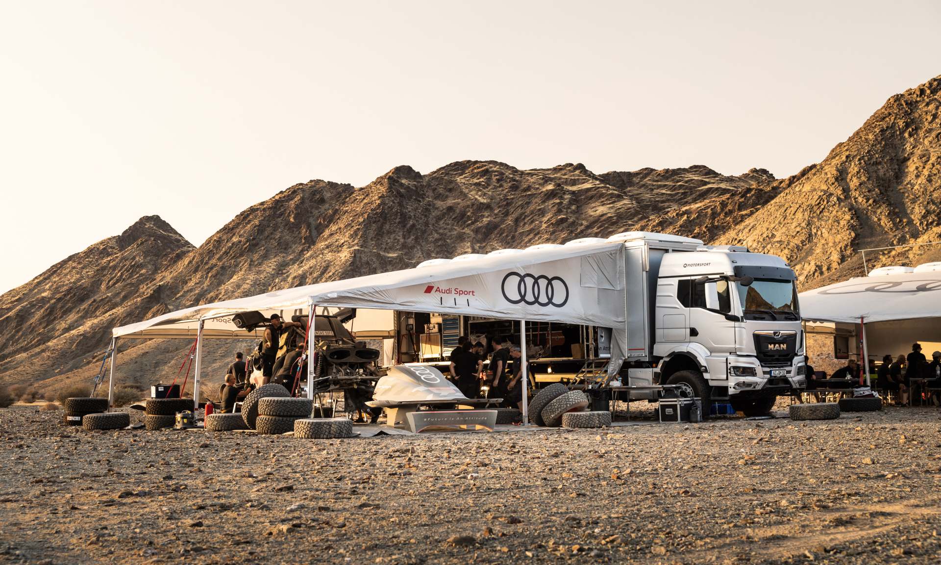 Opony i pojazdy w bazie Audi podczas fazy testowej w Arabii Saudyjskiej.