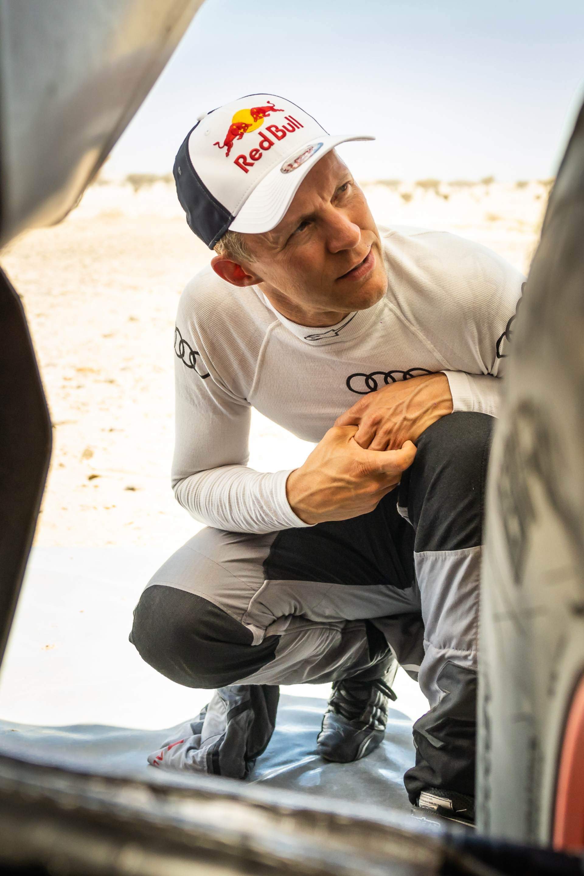  Mattias Ekström przygląda się szczegółom Audi RS Q e-tron.