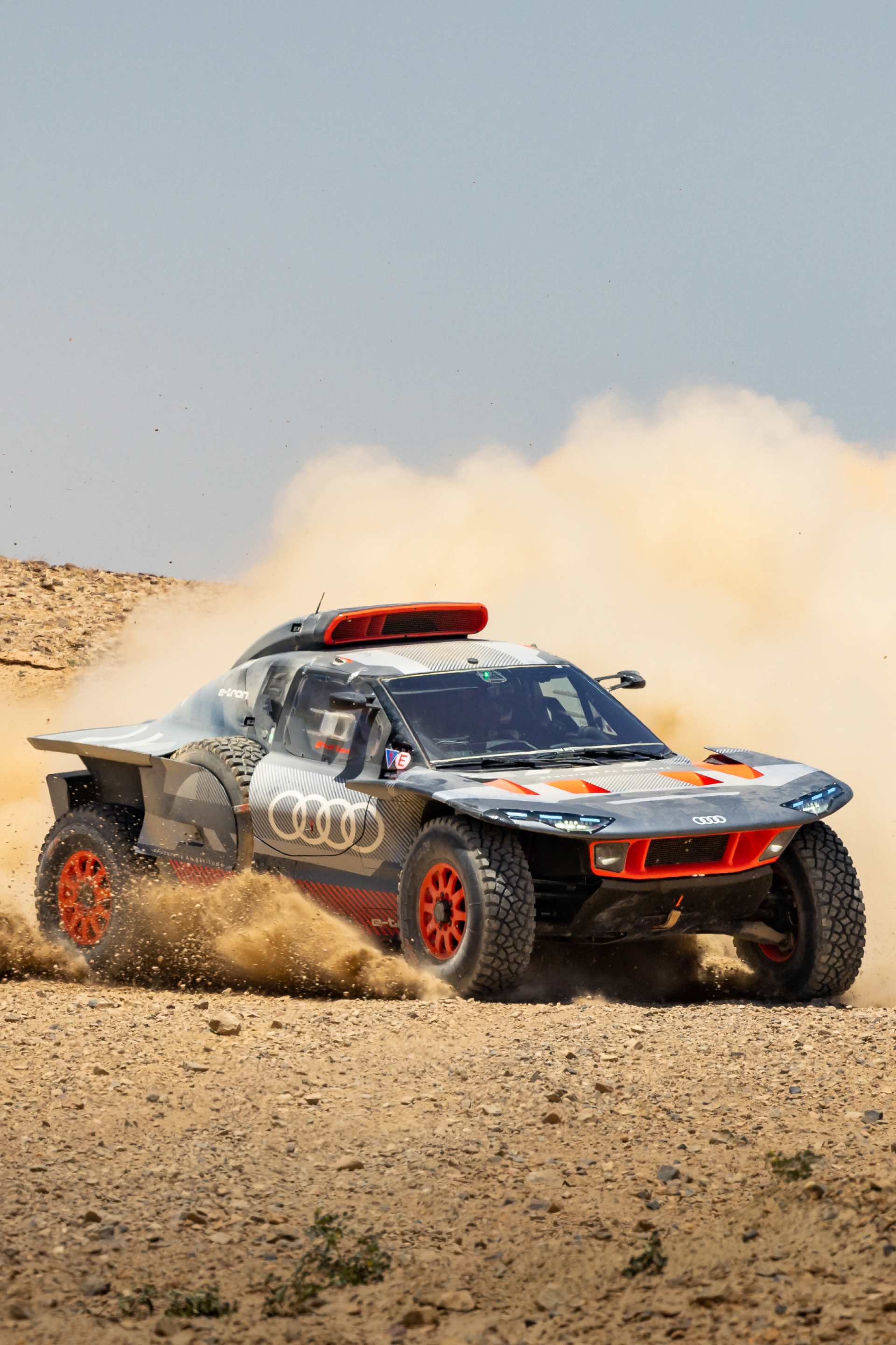 Audi RS Q e-tron ściga się na pustyni.