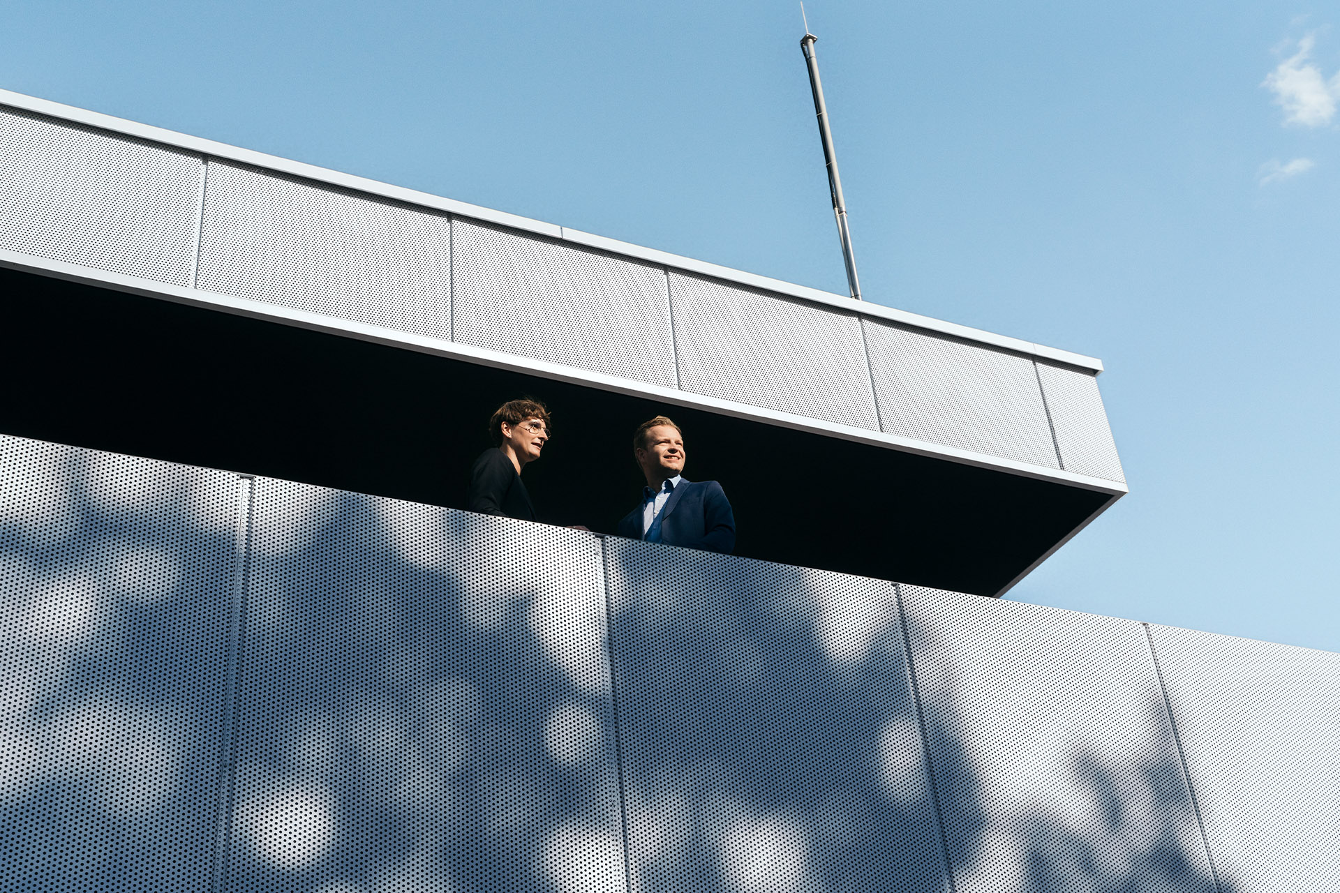 Eksperci ds. zrównoważonego rozwoju dr Johanna Klewitz i Malte Vömel na balkonie salonu Audi loading hub.