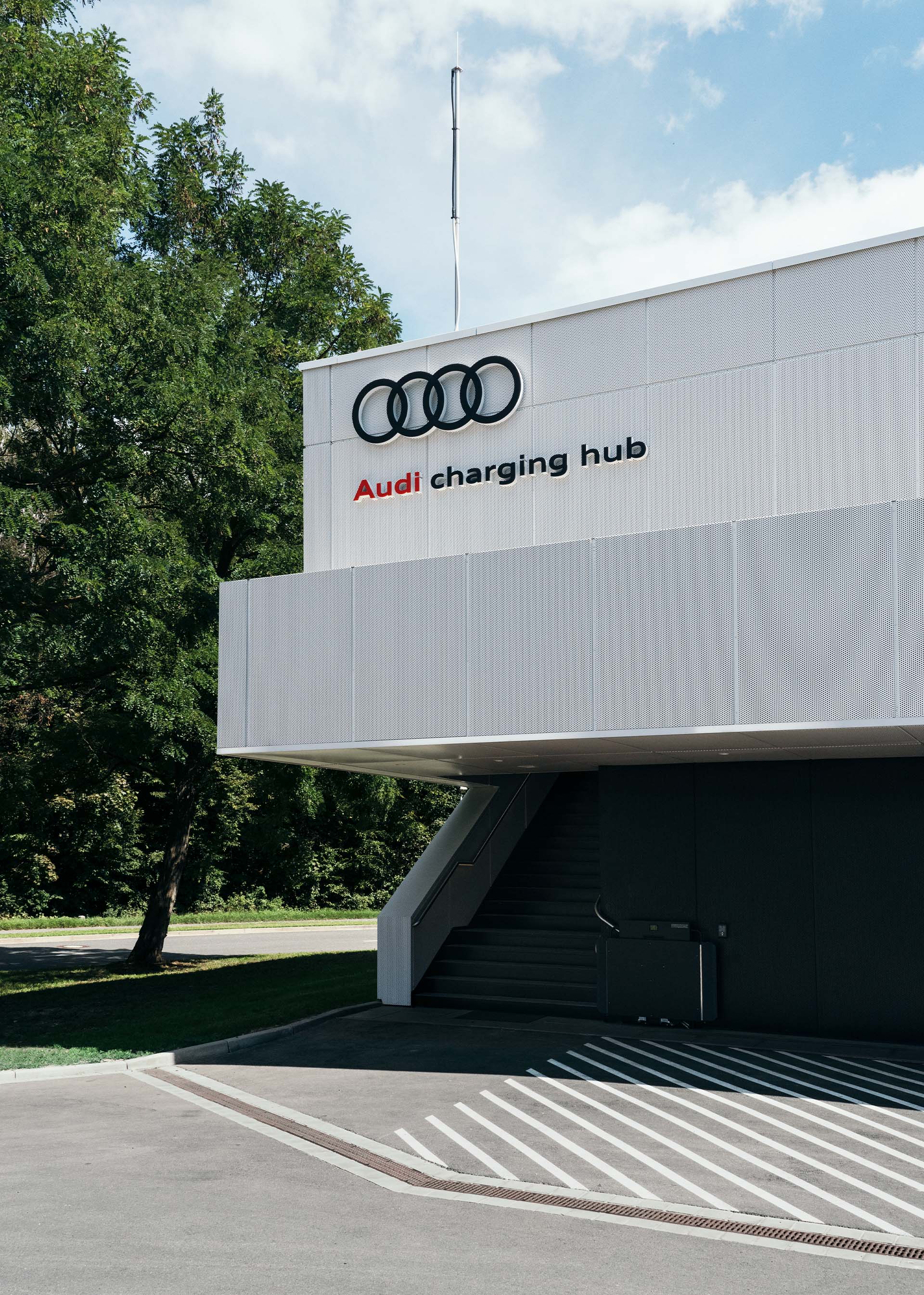 Strefa wejściowa centrum ładowania Audi w Norymberdze.