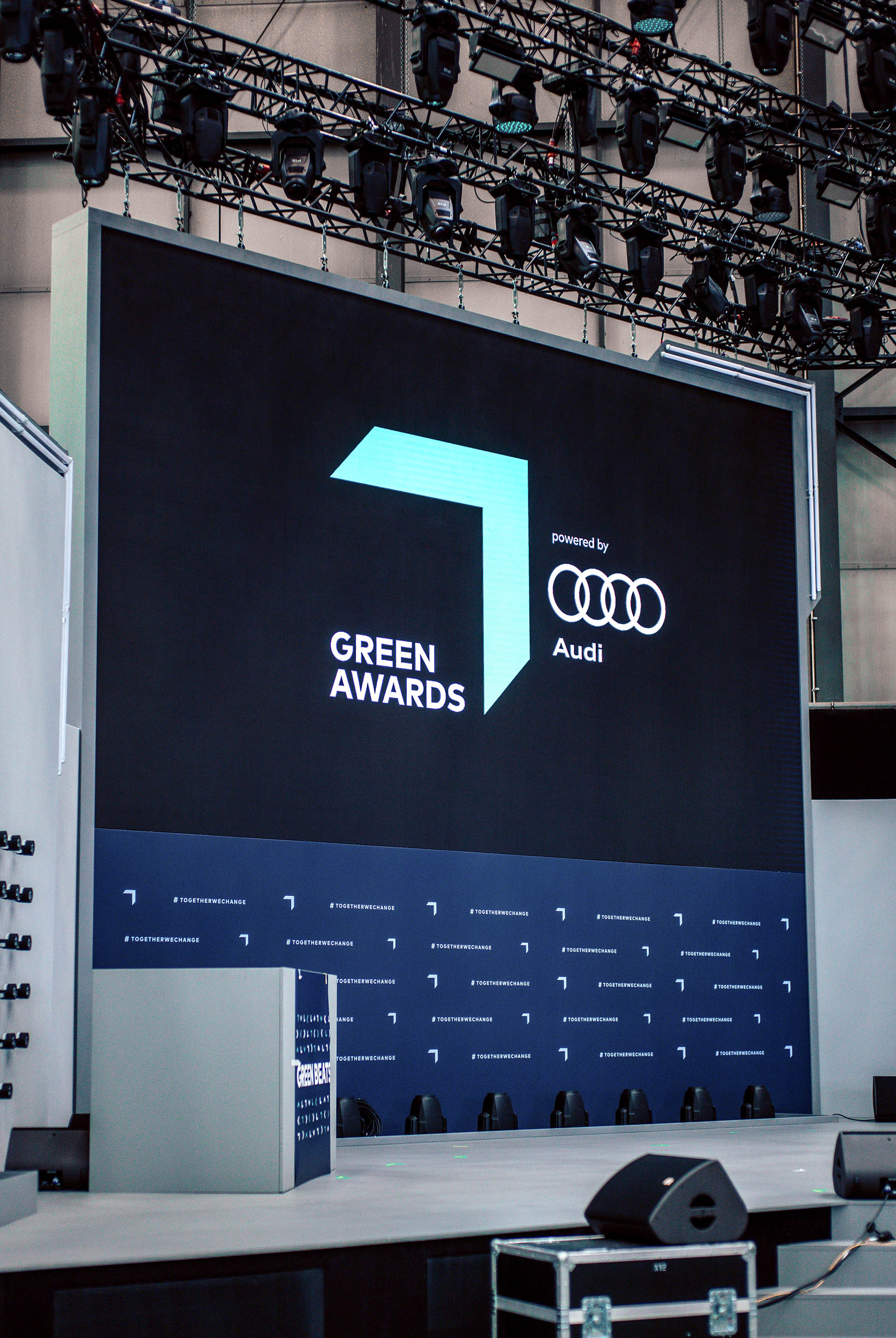 Widoczna jest ściana z logo Audi i Greentech Festival.