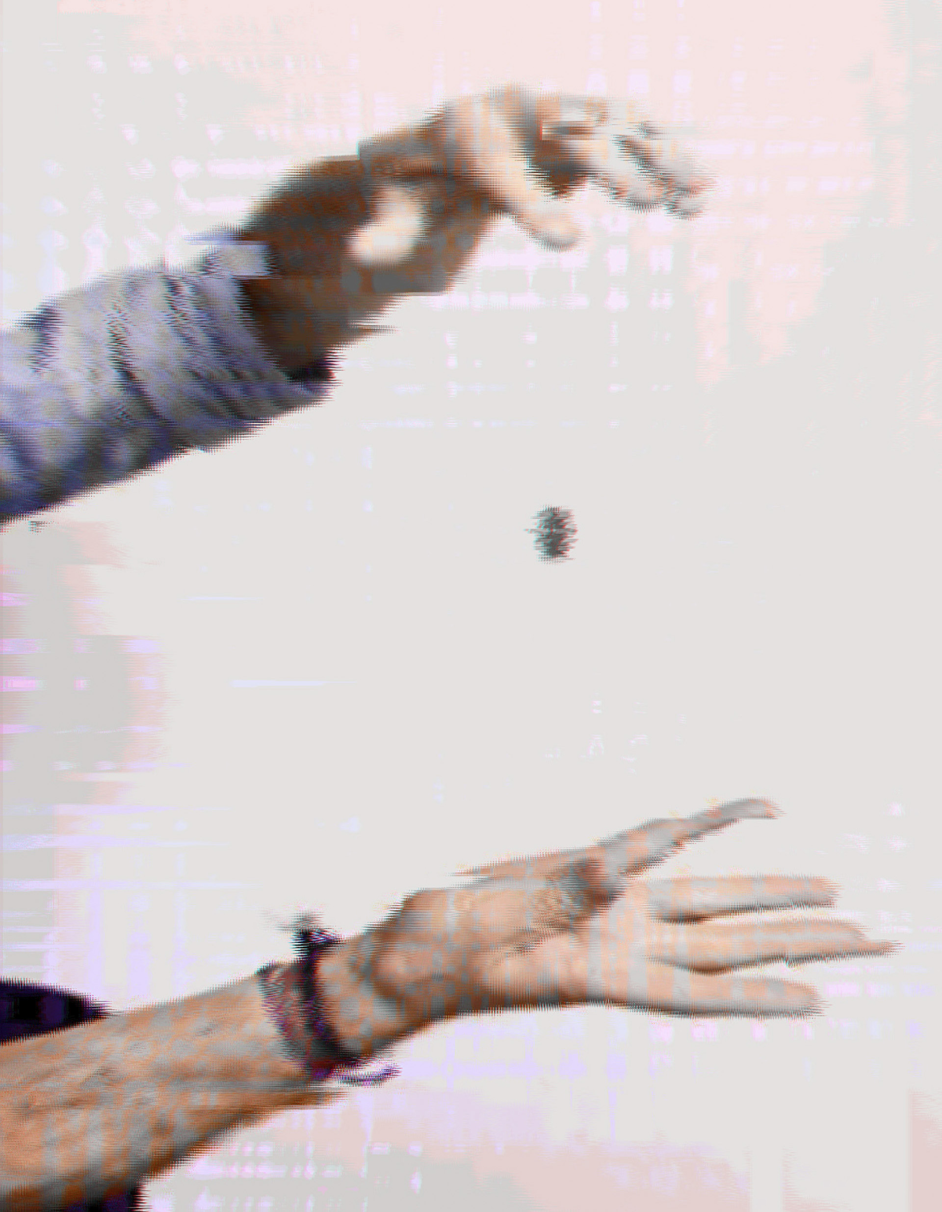 Zbliżenia na dłonie Tristana wykonującego magiczną sztuczkę z monetą – oba z filtrem „screen flicker”.