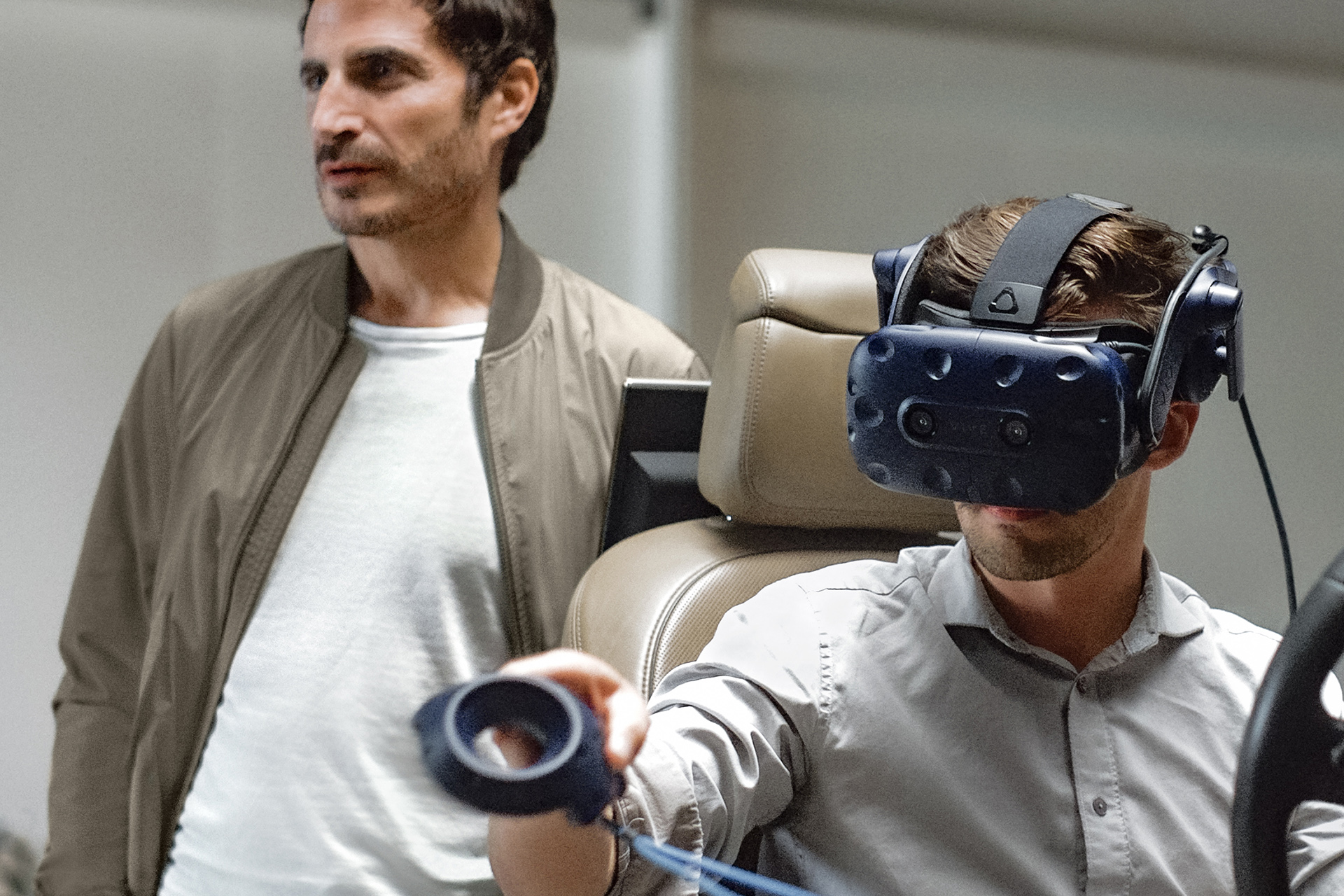  Gael Buzyn stoi za kimś siedzącym w foteliku samochodowym i noszącym gogle VR.