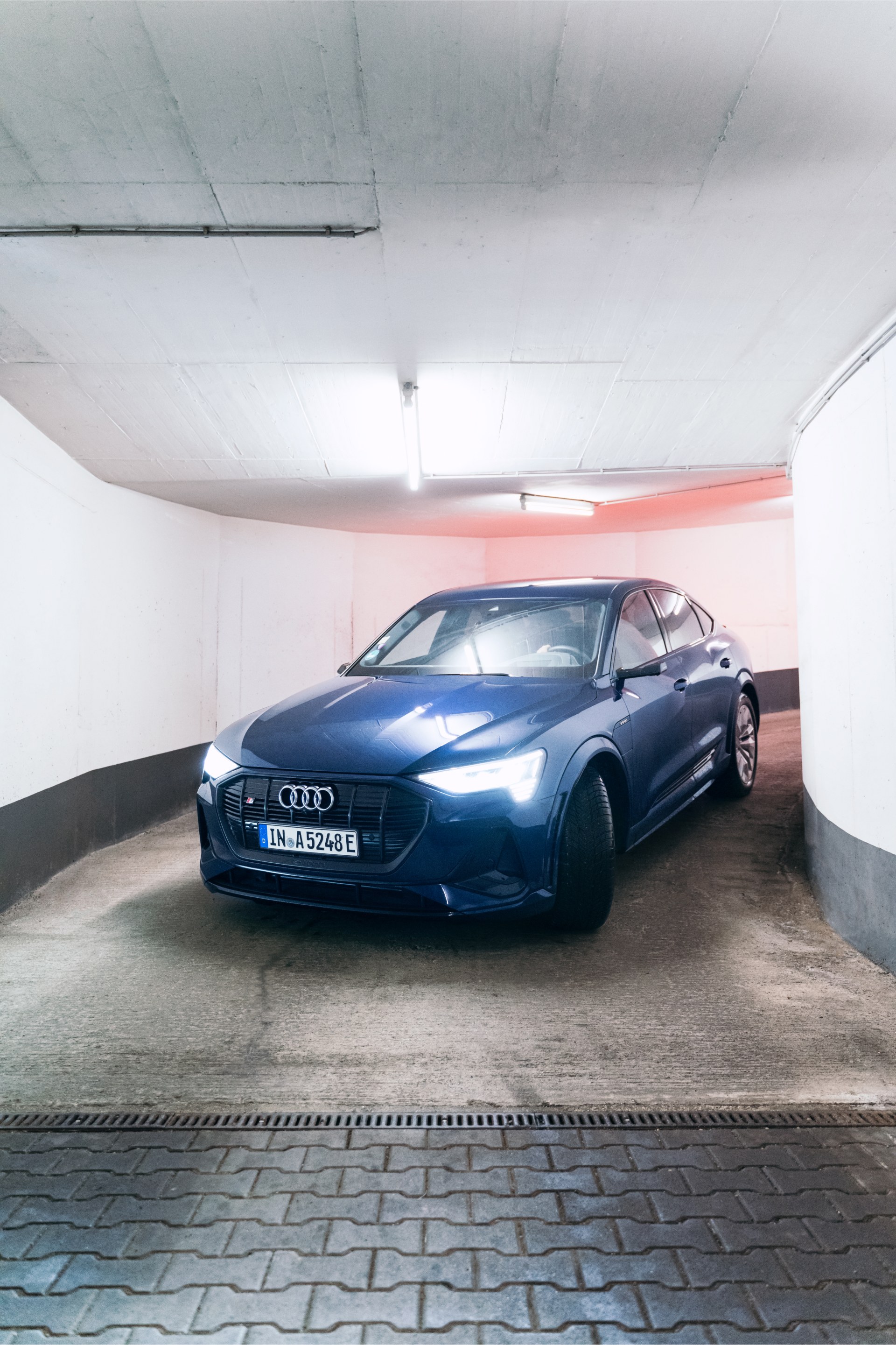 Widok z przodu Audi e-tron Copelanda wjeżdżającego do garażu.