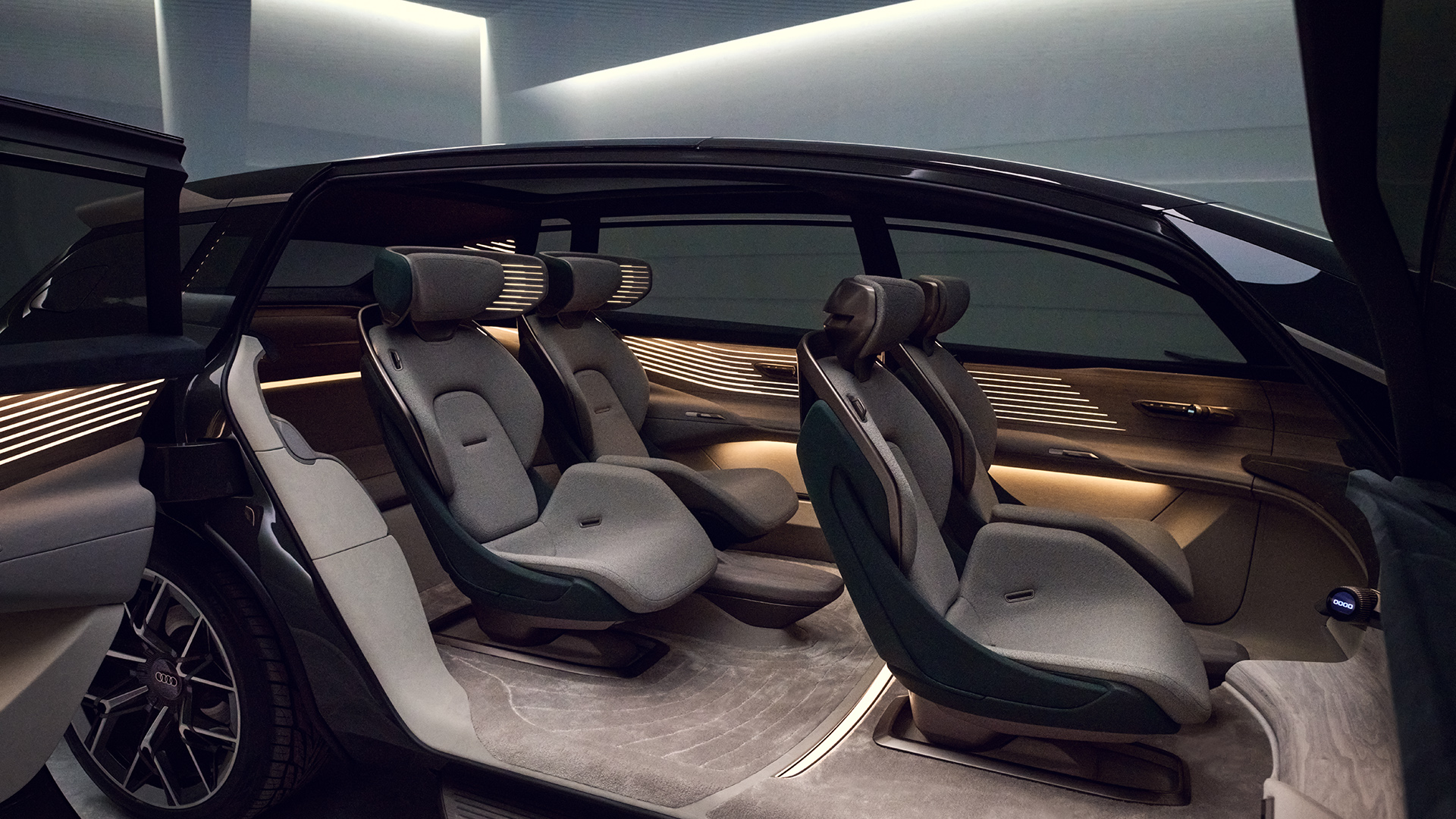 Widok na wnętrze Audi urbansphere concept z czterema indywidualnymi siedzeniami.