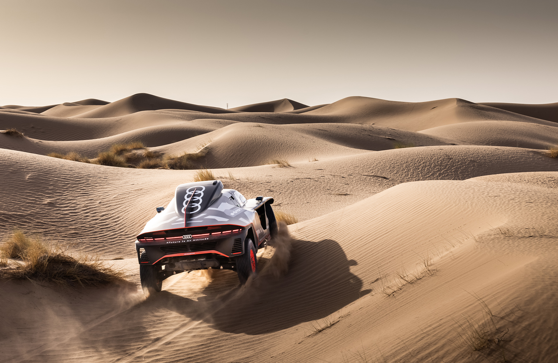  Audi RS Q e-tron na pustyni.