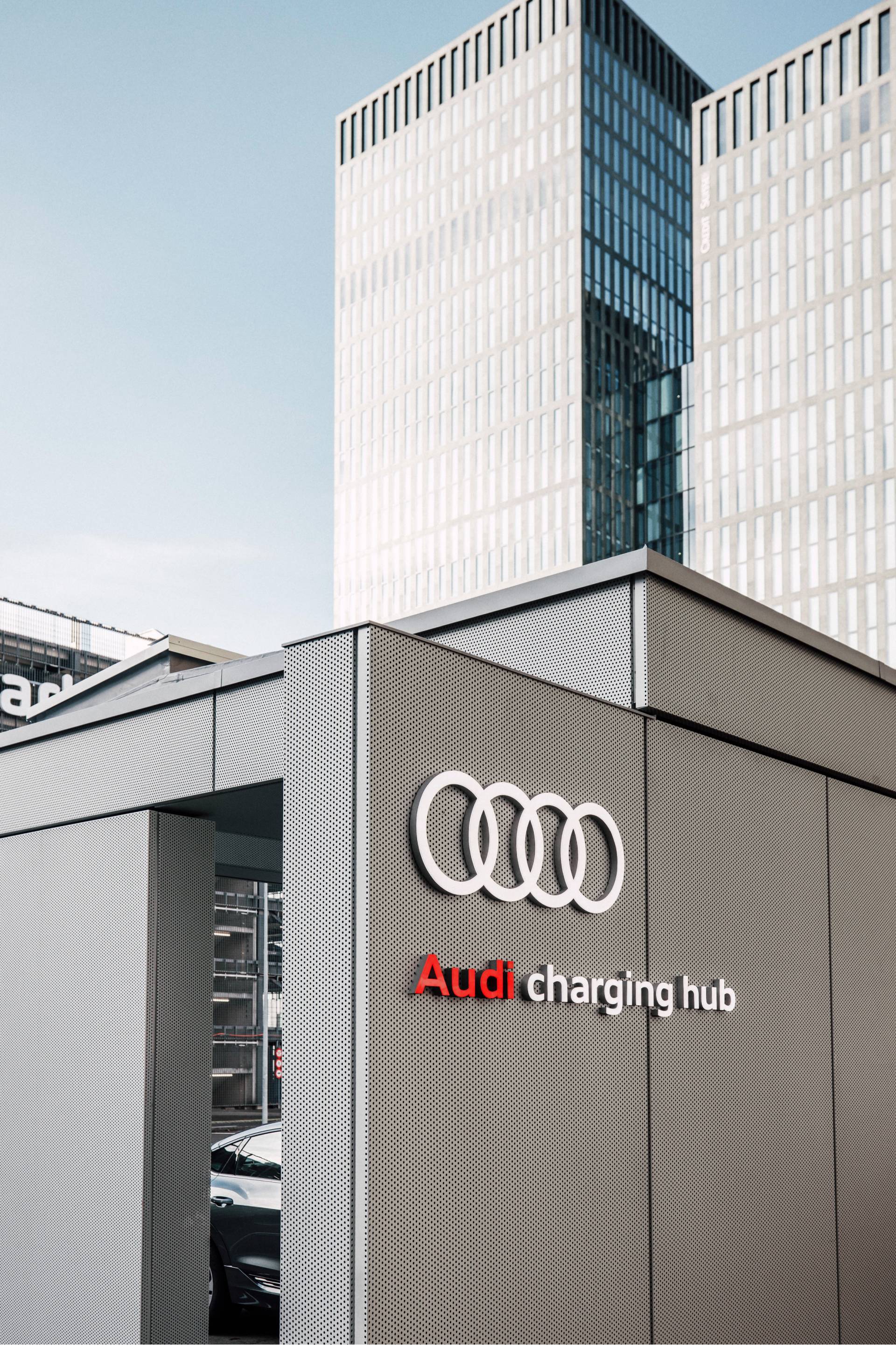Hub ładowania Audi, w tle wieżowce.
