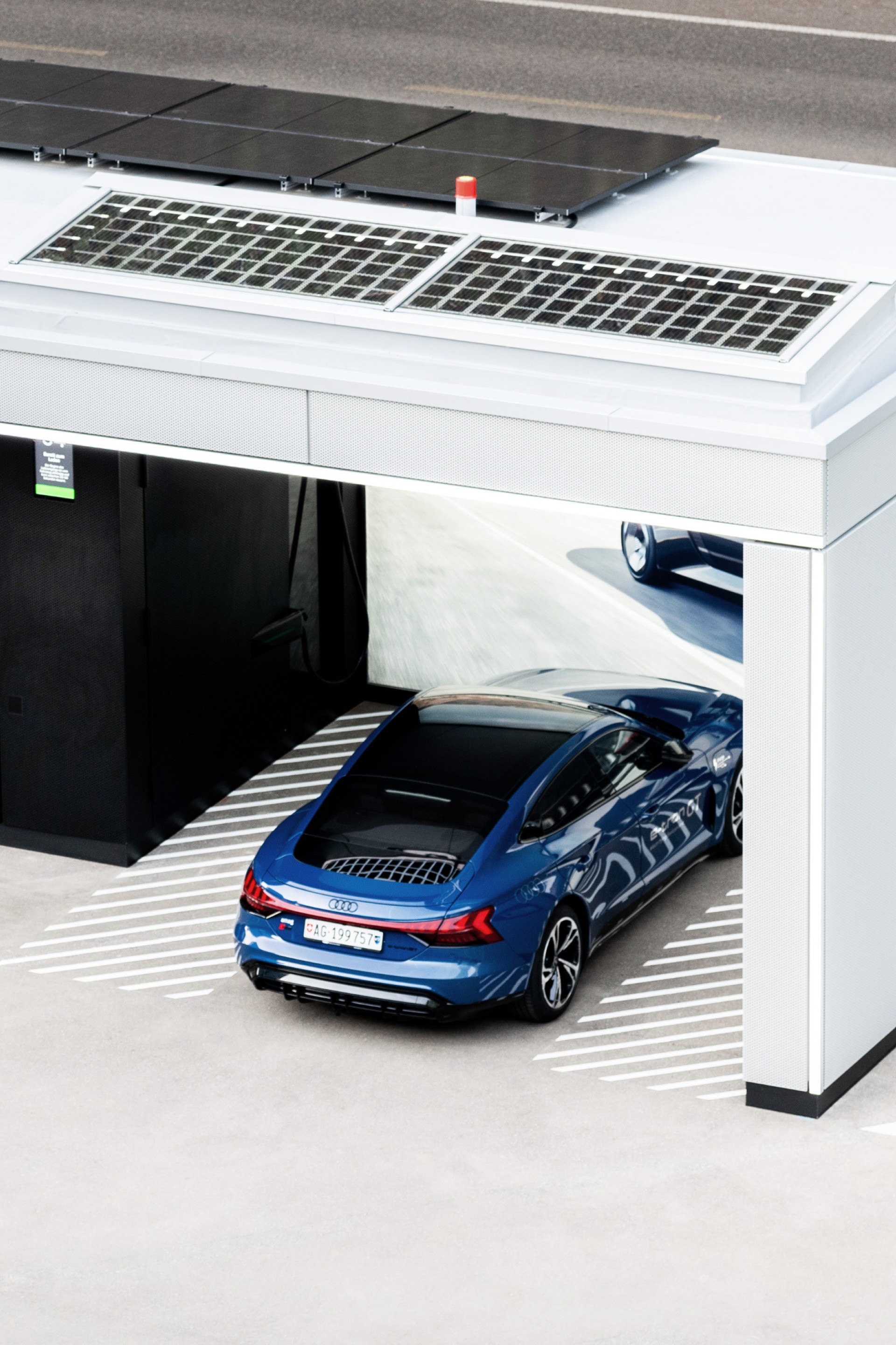 nstalacja fotowoltaiczna na dachu Audi charging hub dostarcza dodatkową energię.