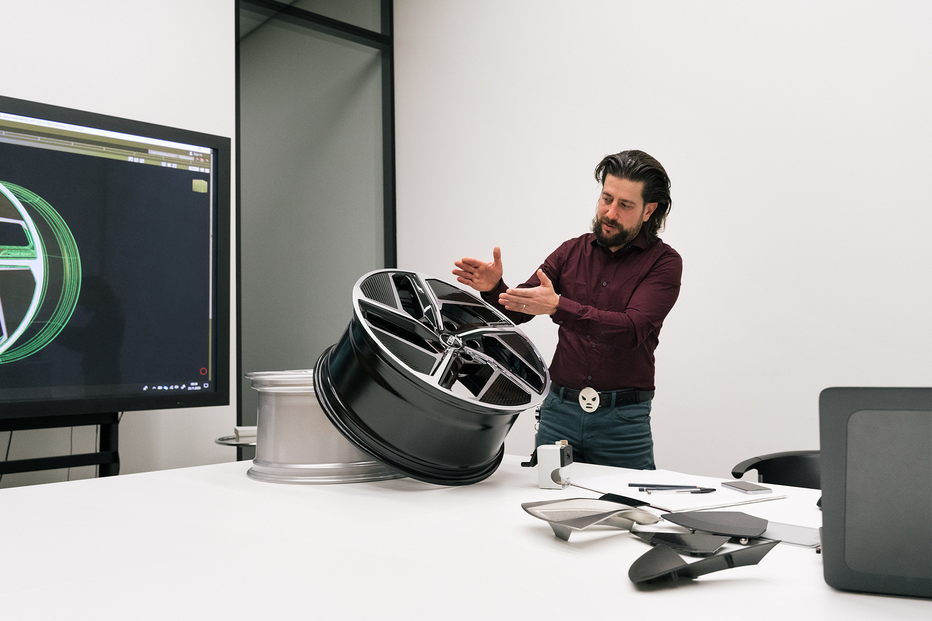 Projektant felg Audi Andreas Valencia Pollex wyjaśnia, czym jest felga aero.
