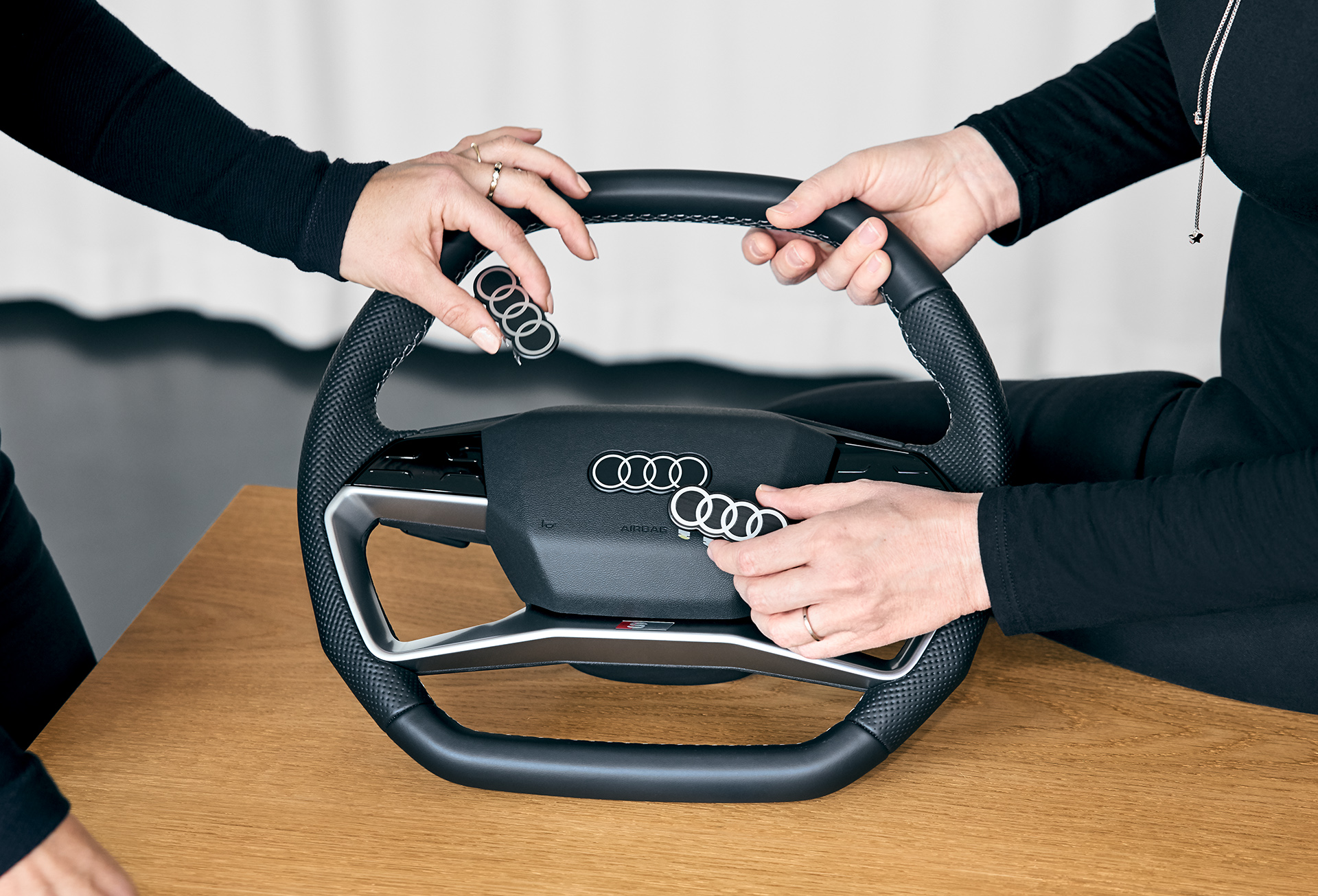 Nowe Audi dzwoni na przykładzie kierownicy Audi Q4 e-tron