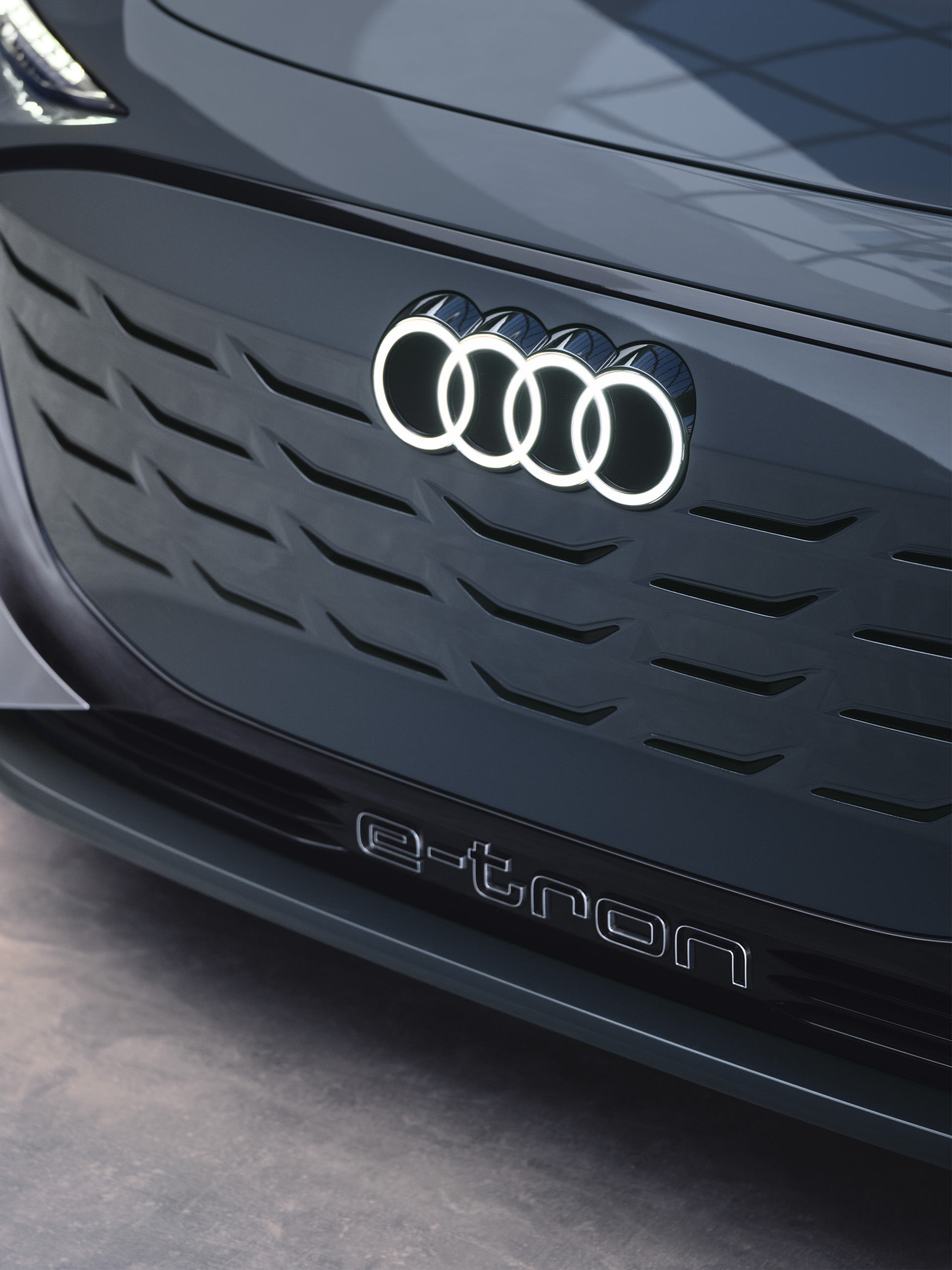 Zbliżenie na Singleframe w Audi A6 Avant e-tron concept.