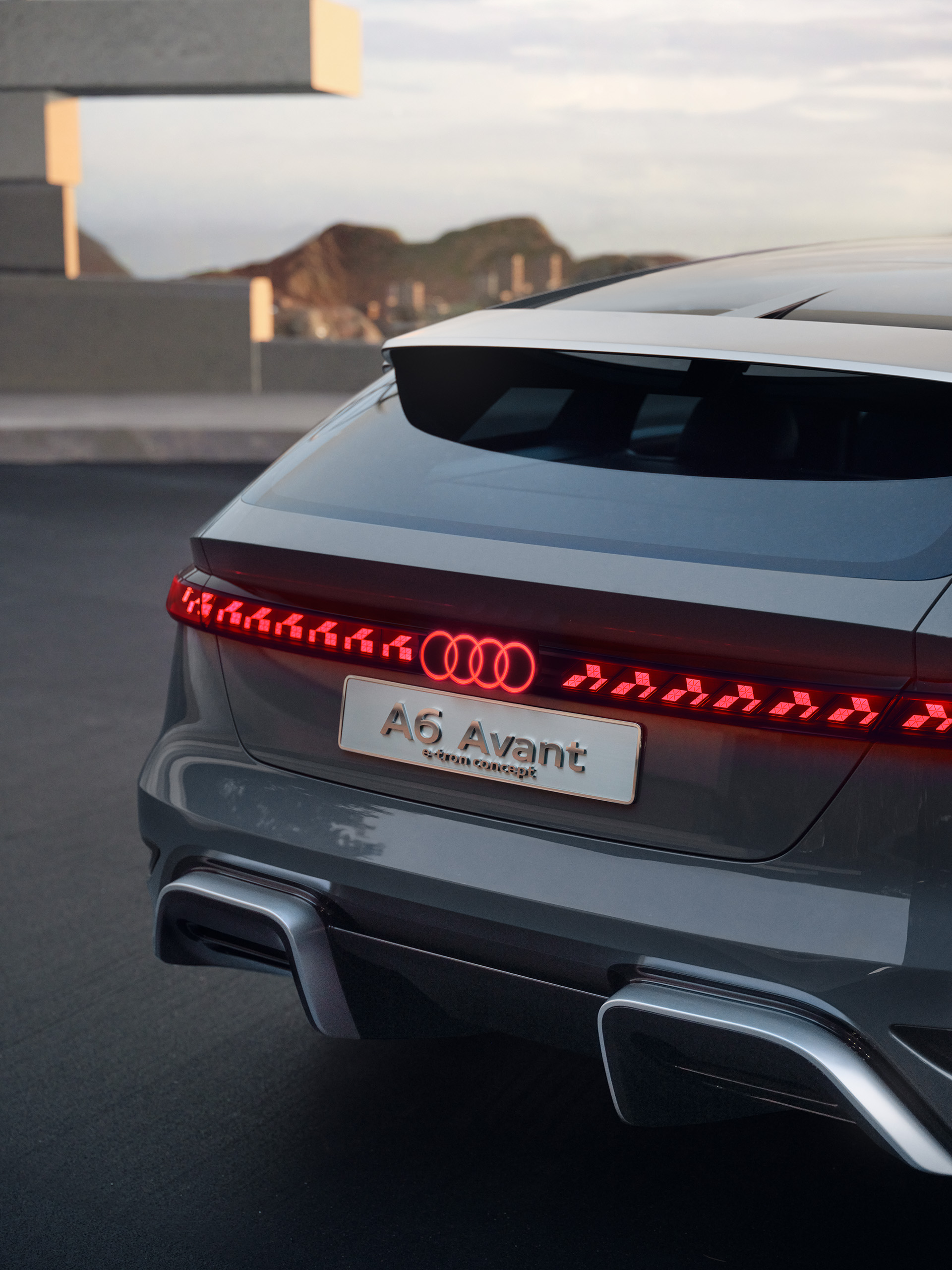 Widok z tyłu Audi A6 Avant e-tron concept z ciągłym paskiem świetlnym.
