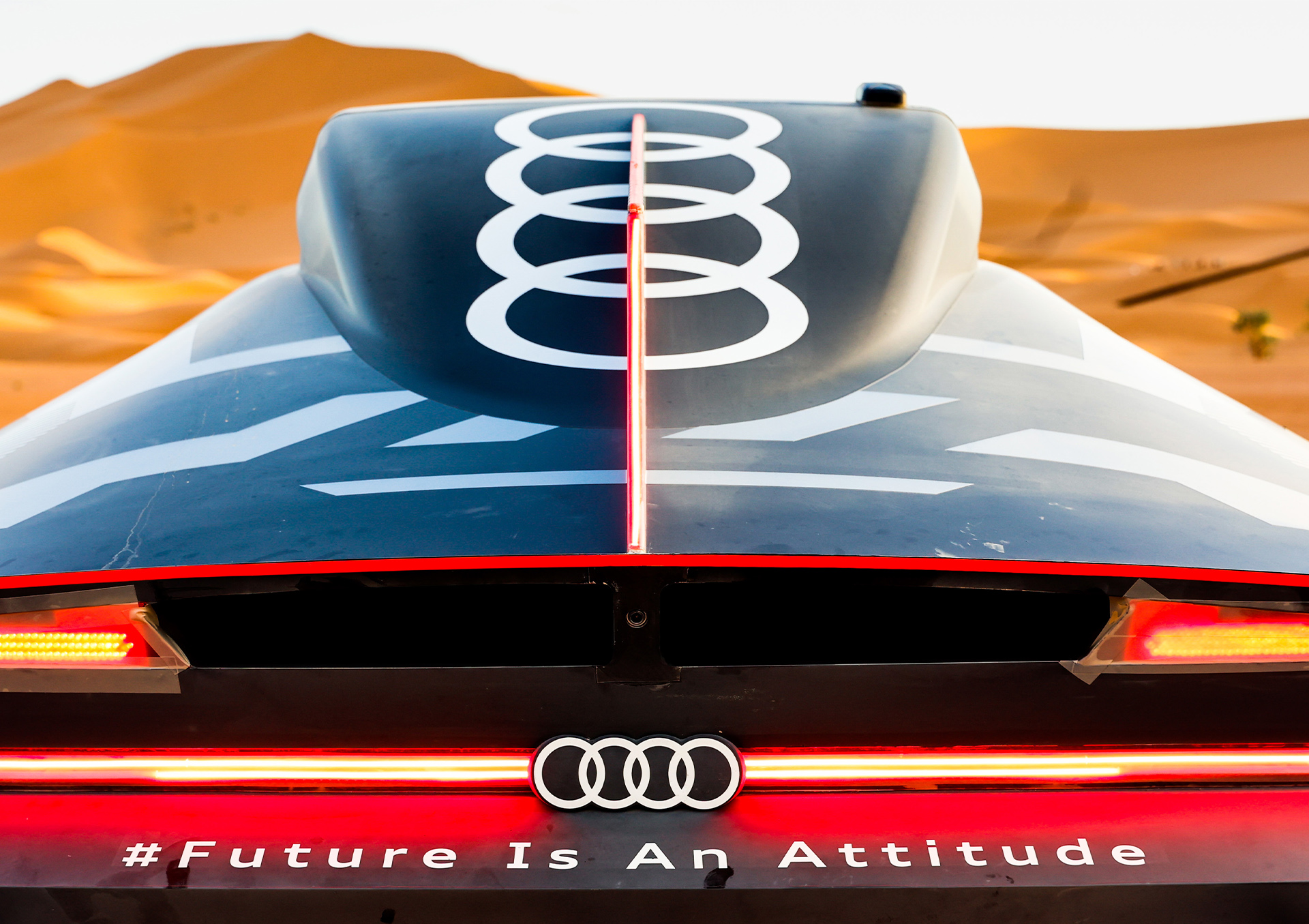 Widok pustynnego krajobrazu z tyłu Audi RS Q e-tron.