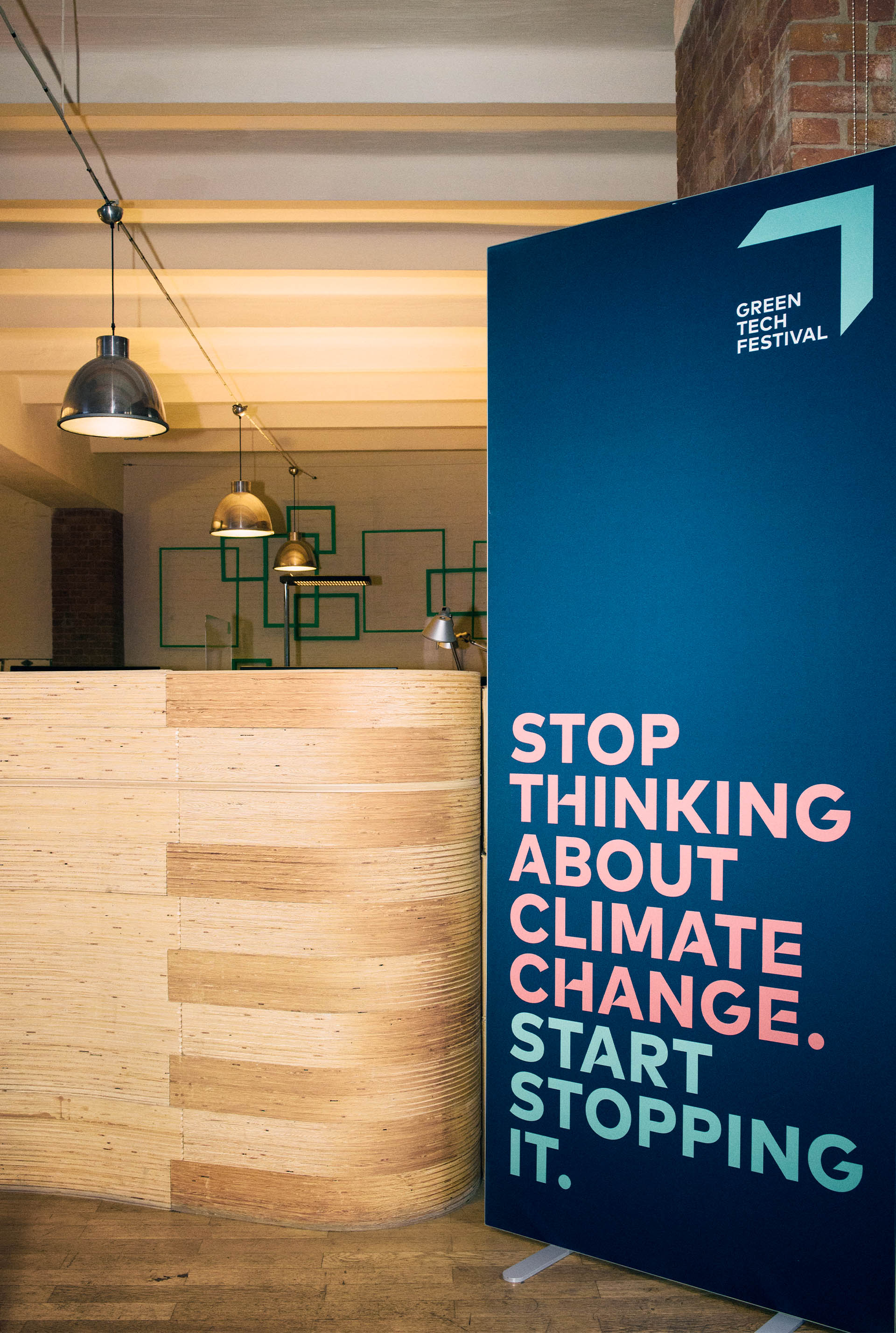 Na stoisku pojawił się napis: „Przestańcie myśleć o zmianach klimatycznych. Zacznij to powstrzymywać.”