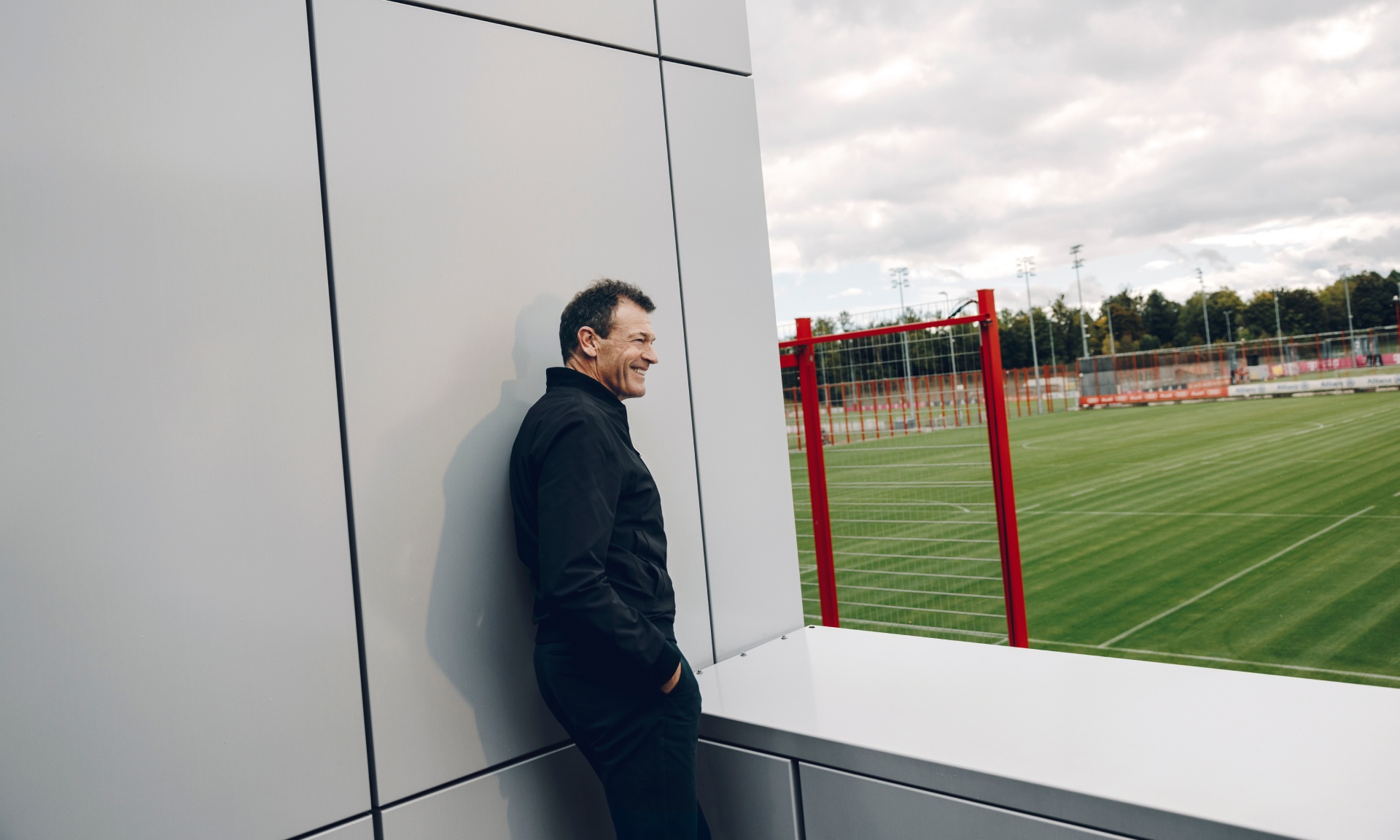 Andreas Jung wygląda z balkonu nad poligonem Bayernu.