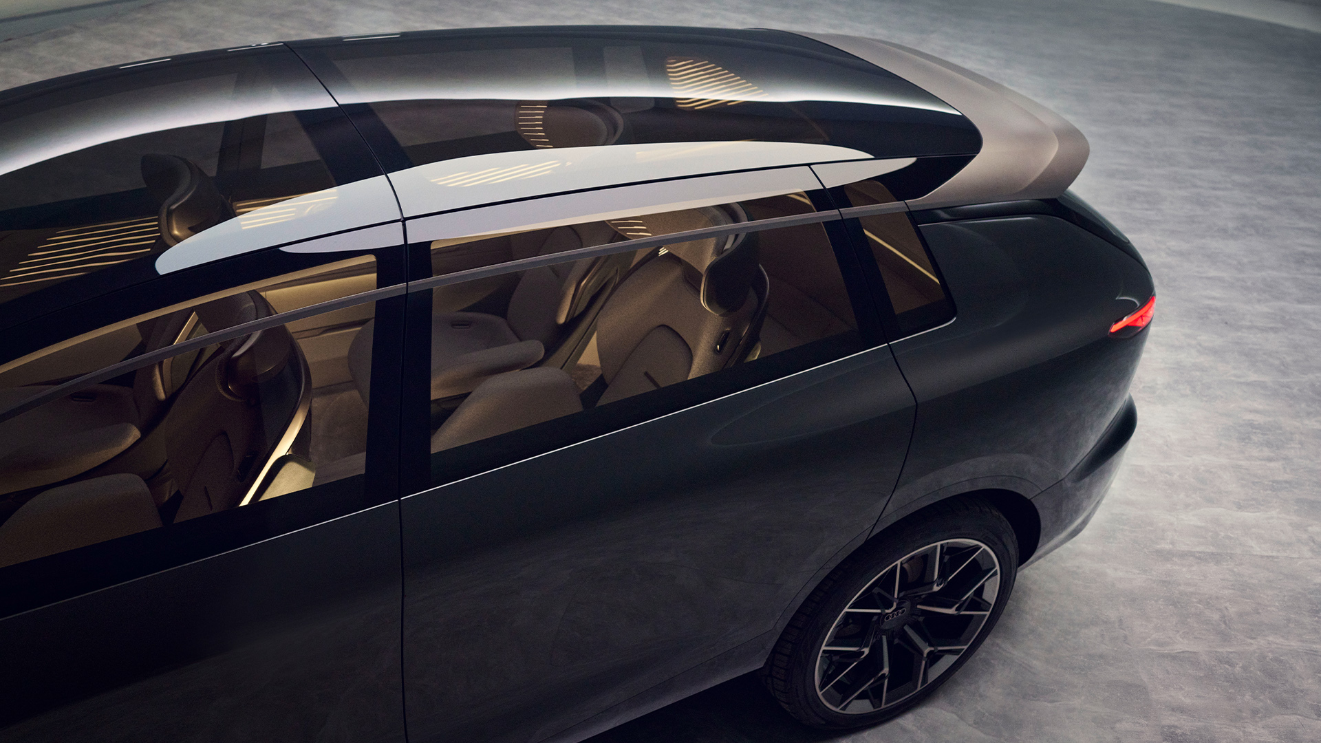 Widok przez szklany dach na wnętrze Audi urbansphere concept.