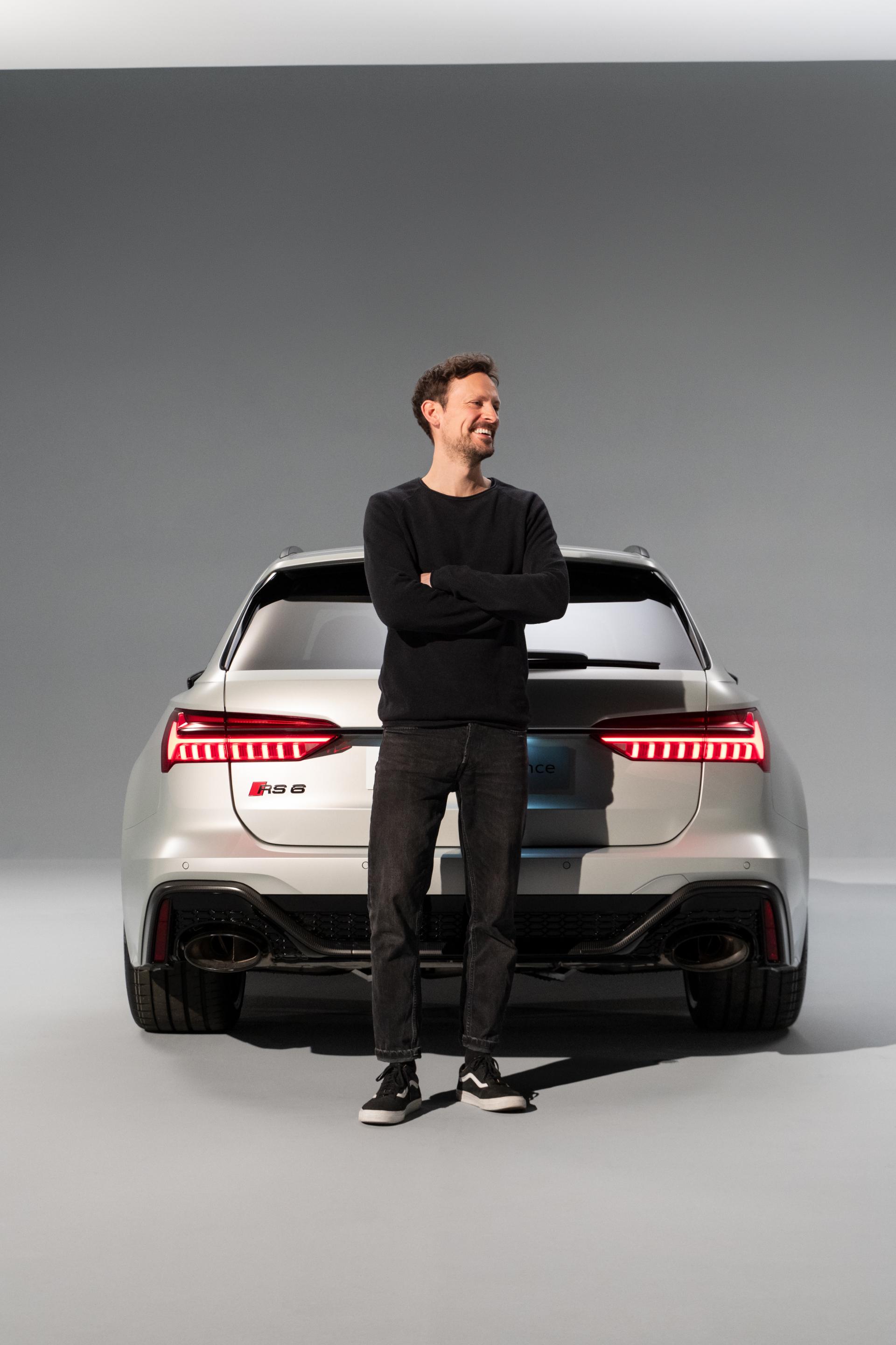Markus Eberle stojący z tyłu Audi RS 6 Avant z uśmiechem na twarzy.